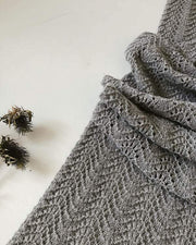 Peacock sjal, stort gråt sjal med hulmønster i blødt Önling garn - Önling strikkeopskrifter og garn