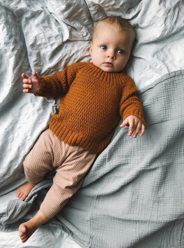 Alfreds trøje til baby fra PetiteKnit, Strikkeopskrift