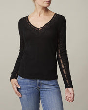 Lounge wear ─ ANNA T-shirt m. blonder på ærmer, sort - Önling strikkeopskrifter & garn