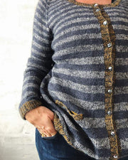 Astrid cardigan, strikket i Isager Alpaca 2 og Silk mohair, blå - Önling strikkekit