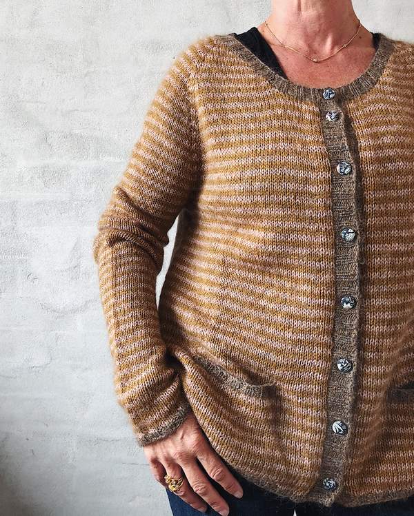 Astrid cardigan, strikket i Isager Alpaca 2 og Silk mohair, brun og gylden - Önling strikkekit
