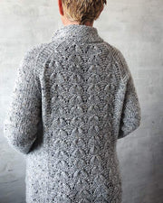 Buster Cardigan, smukt hulmønster på ryggen, strikket i Isager Aran Tweed - Önling strikkeopskrifter og garn