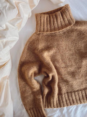 Strikkeopskrift til Caramel sweater, designet af PetiteKnit. 
