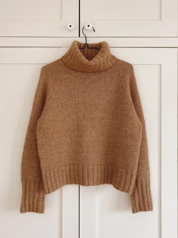 Strikkeopskrift til Caramel sweater, designet af PetiteKnit. Strikket i bæredygtig Önling garn