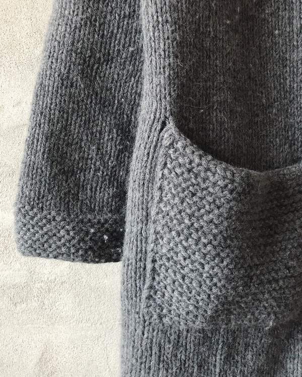 Cardigan på store pinde, grå strikket cardigan med lommer - Önling strikkeopskrifter og garn