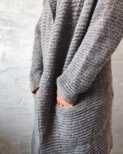 Dakkar lang, grå cardigan med lommer, strikket i Isager garn - Önling strikkeopskrifter og garn