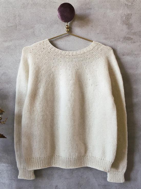 Easy Peasy Basis Sweater i hvid, strikkeopskrift