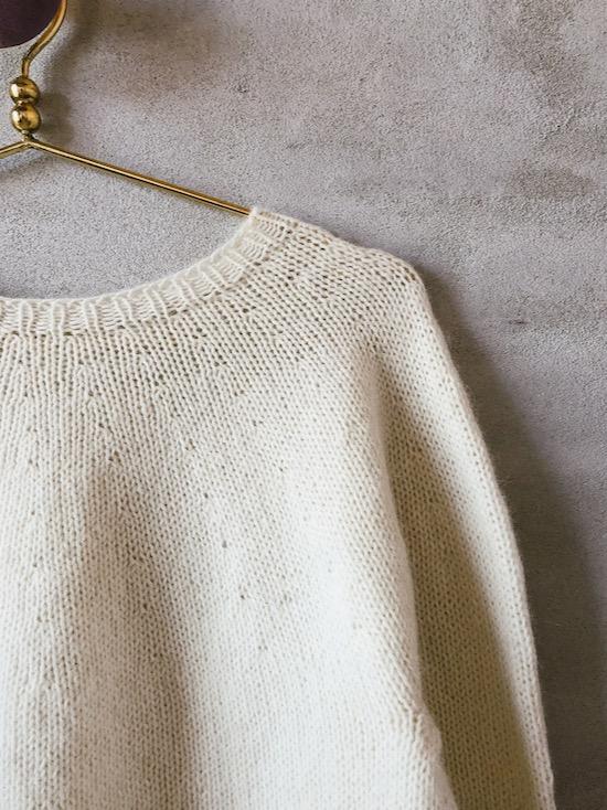 Easy Peasy Basis Sweater i hvid, strikkeopskrift