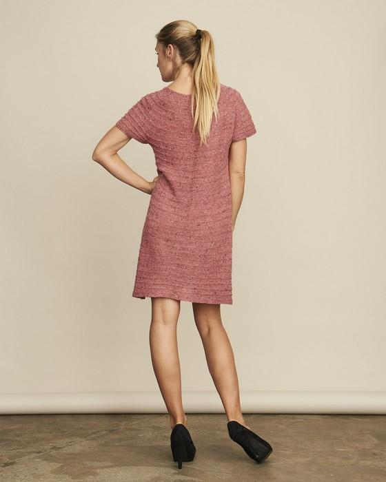 Erika kjole eller tunika, strikket i lyserød med garn fra det populære silkekit fra Önling.