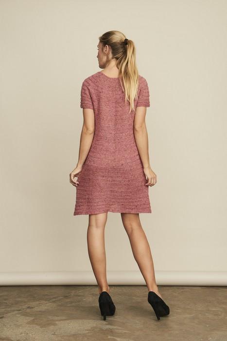 Erika kjole eller tunika, strikket i lyserød med garn fra det populære silkekit fra Önling.