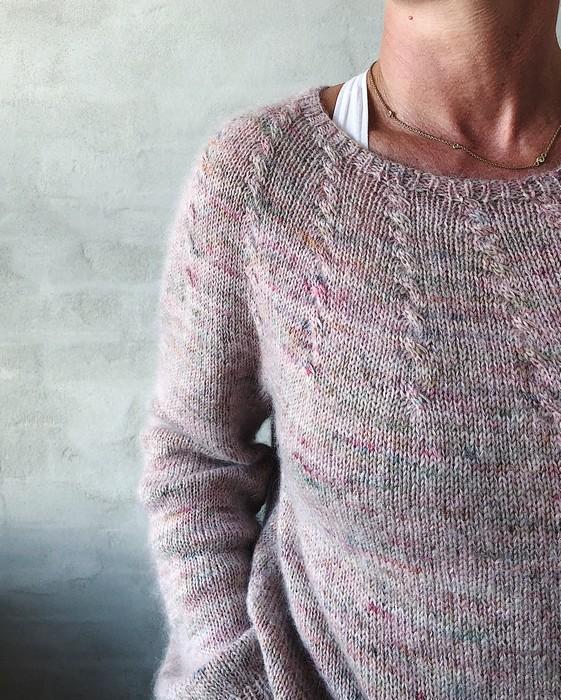 Frk. Wintertwist sweater med fine snoninger, strikket i rosa håndfarvet Woolapyk garn