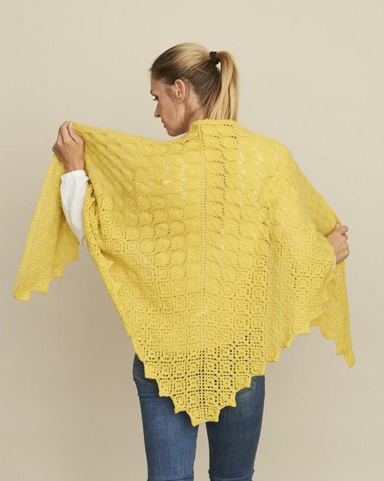 Fru H Sommersjal, smukt sjal med hulmønster strikket i gult Önling No 2 blødt og bæredygtigt merino garn