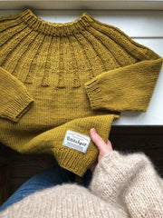 Haralds Sweater til børn fra Petiteknit, karry