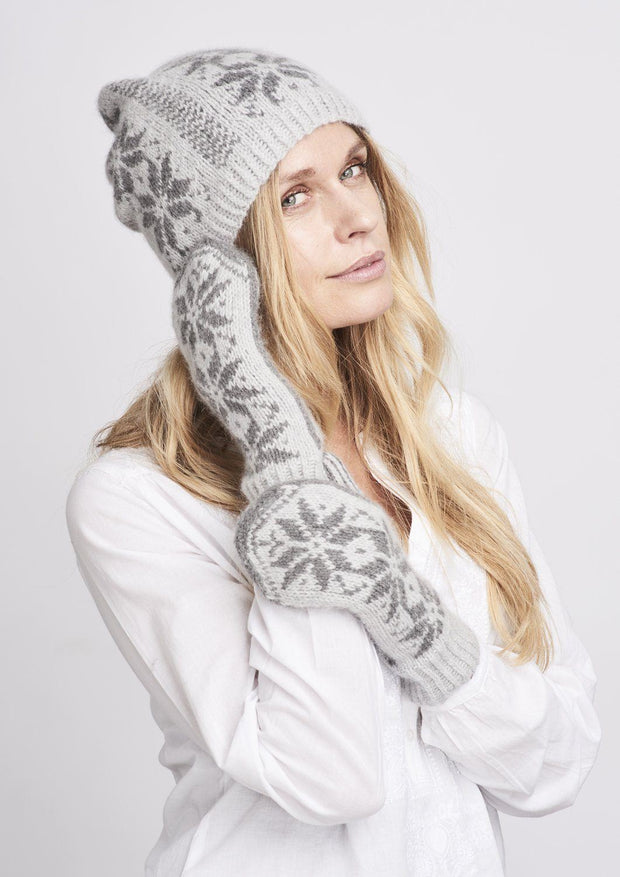 Nordic hat and gloves with stars, light grey with dark grey stars, knitted in Önling No 1 merino wool