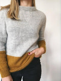 Kontrastsweater fra PetiteKnit, lysegrå og gul strikket sweater, vist på model