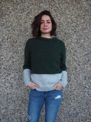 Kontrastsweater fra PetiteKnit, grøn og lysegrå strikket sweater, vist på model