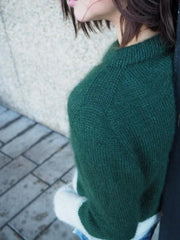 Kontrastsweater fra PetiteKnit, grøn og lysegrå strikket sweater, skulder