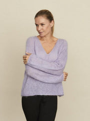Kumulus sweater, lyselilla strikket sweater i Brushed Lace farve Soft Allium, designet af Petiteknit