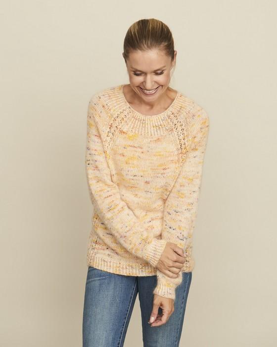 Madicken sweater med hulmønster i raglan, strikket i ferskenfarvet Hedgehog merino og Premia mohair