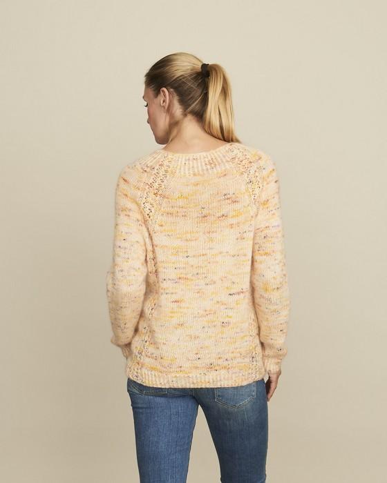 Madicken sweater med hulmønster i raglan, strikket i ferskenfarvet Hedgehog merino og Premia mohair