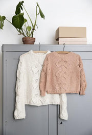 To strikkede trøjer, mor og barn, fra Mig og Mini Strik, strikkebog af Lene Holme Samsøe,