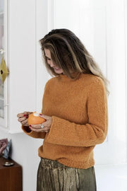 Orange strikket sweater, fra Mig og Mini Strik, strikkebog af Lene Holme Samsøe,