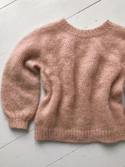 Strikkeopskrift til 'Novice Sweater Junior - Mohair Edition' til børn, fra PetiteKnit.