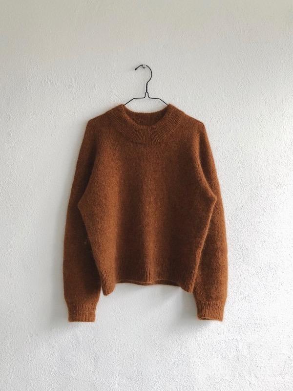 Strikkeopskrift til Oslo sweateren fra PetiteKnit, hlnger