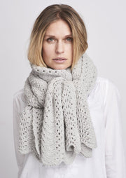 Peacock knitted scarf in light grey with a beautiful lace pattern, made in Önling No 2 merino wool