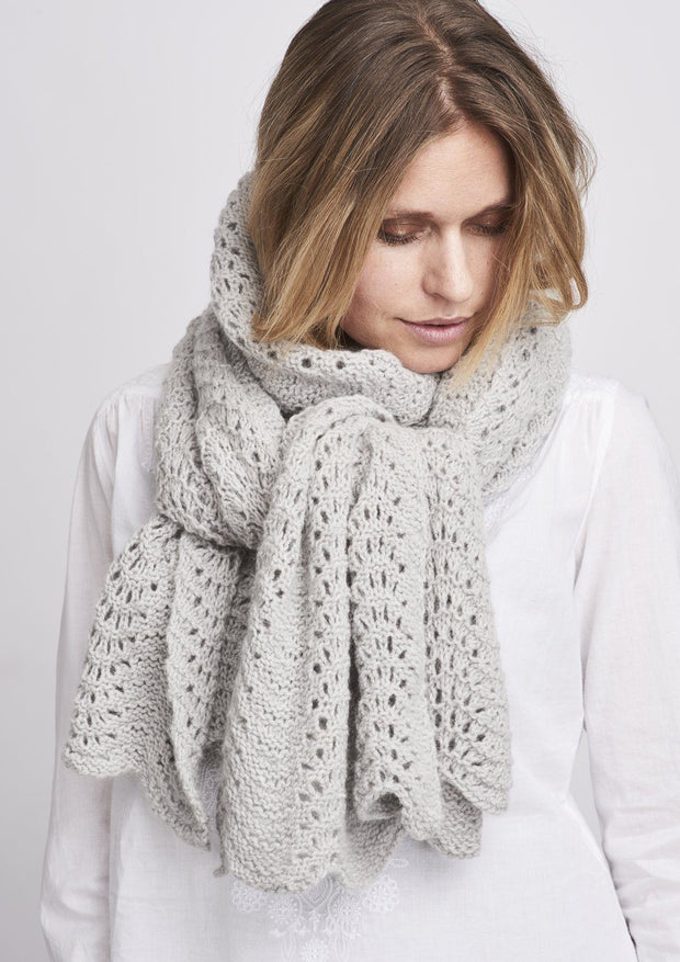 Peacock knitted scarf in light grey with a beautiful lace pattern, made in Önling No 1 merino wool