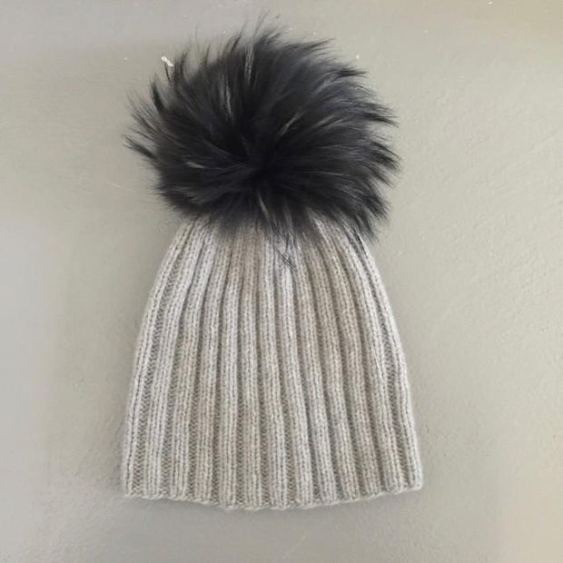 Roses hat, hat knitted in Önling no 2 merino wool, light grey
