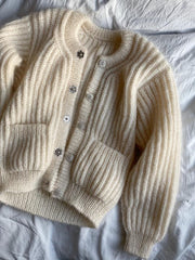 Strikkeopskrift til September jakke designet af PetiteKnit. I Isager Highland wool og silk mohair, eller Önling No 10 og silk mohiar