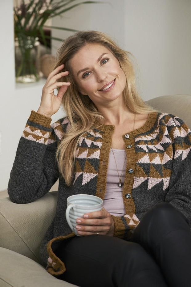 Alfdis knitted cardigan with icelandic inspired pattern, knitted in Isager Jensen and Tvinni wool yarn. 