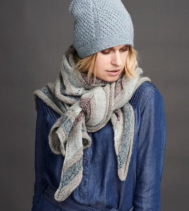 Dug light blue knitted hat with a sweet cable pattern, made in Isager Tweed wool and alpaca