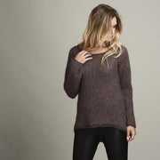 Damask light knitted sweater with beautiful brioche structure pattern in a shale/brown color, made in Isager alpaca and silk mohair, the front